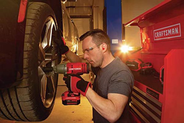 CRAFTSMAN V20 Impact Wrench Cordless Kit (CMCF900M1) - Image 9