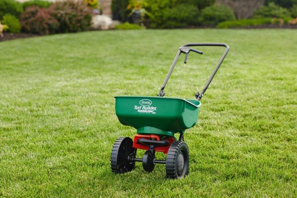 Scotts Turf Builder EdgeGuard Mini Broadcast Spreader - Image 2